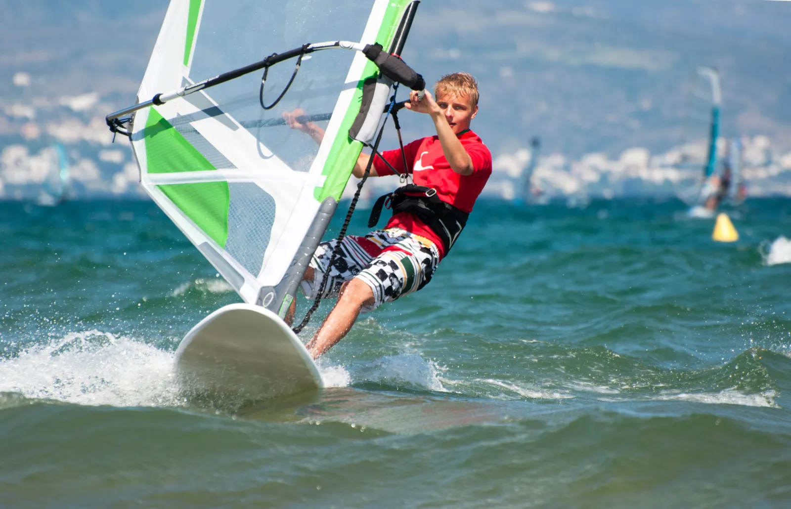 Windsurfer łapiący wiatr